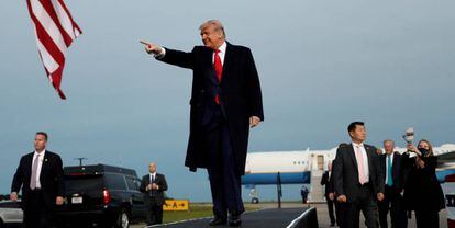 El presidente de Estados Unidos, Donald Trump, a su llegada a un acto de campaña en Fayetteville (Carolina del Norte), este sábado.
