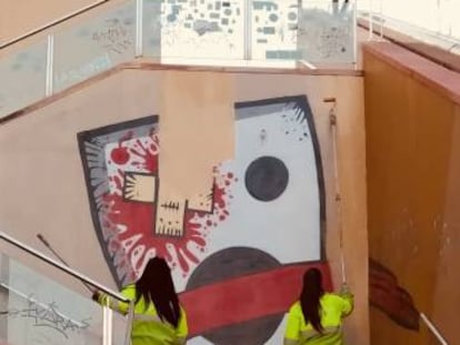 Operàries eliminen el grafit de la Kasa de la Muntanya. 