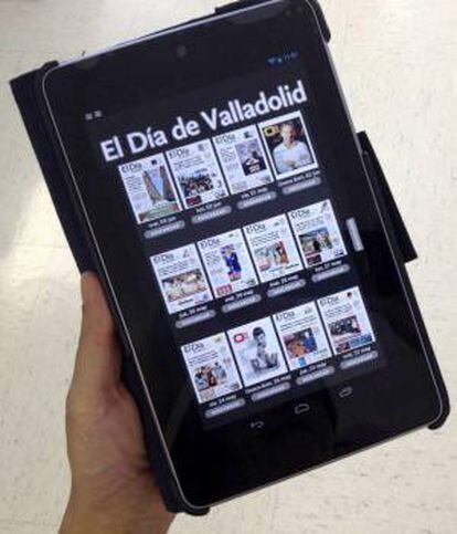 Una lectora accede al nuevo kiosko digital de "El Día de Valladolid" desde una tableta Android.