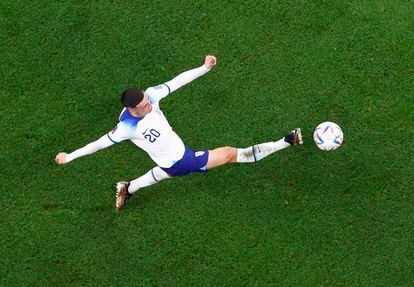 El jugador inglés Phil Foder en una jugada. REUTERS/Peter Cziborra