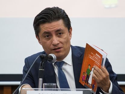 En 2018, el entonces Comisionado Nacional de Búsqueda, Roberto Cabrera Alfaro, presentando un manual en Ciudad de México.