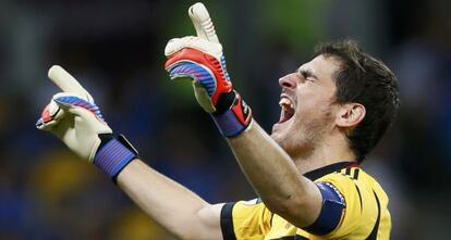 Casillas celebra uno de los goles de España.