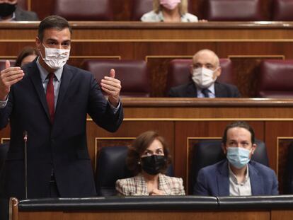 Pedro Sánchez, presidente del Gobierno, este miércoles en el Congreso junto a los vicepresidentes Carmen Calvo y Pablo Iglesias.