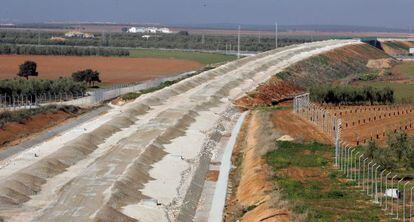 Obras del AVE a su paso por la localidad sevillana de Osuna, en 2007.