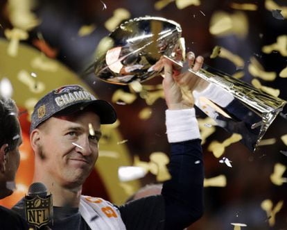 Peyton Manning sostiene el trofeo que ganó su equipo, los Broncos de Denver, en la edición 50 del Super Bowl.