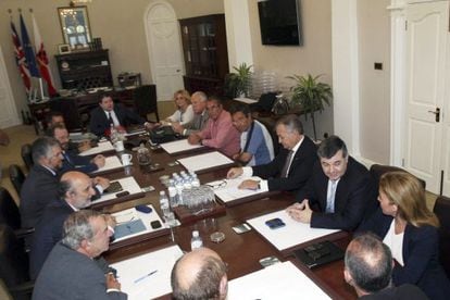 Reuni&oacute;n de representantes del sector pesquero con las autoridades de Gibaltar. En el centro, presidiendo la mesa, el ministro principal, Fabian Picardo.