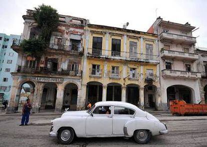 El ministro de Exteriores Miguel Ángel Moratinos viaja a Cuba para ayudar en las conversaciones entre la Iglesia y el Gobierno de Raúl Castro mientras en La Habana, los cubanos siguen su cotidianidad