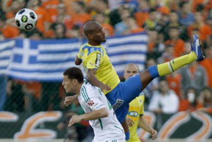 El brasileño William Boaventoura, del APOEL chipriota, pelea un balón con Antre Alves del Omonia en el partido que empatarían a cero.