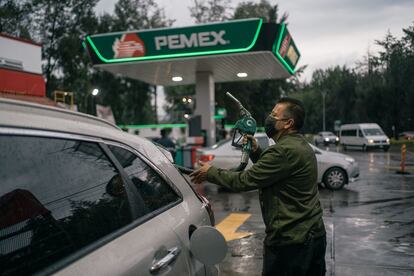 Un trabajador recarga un vehículo en una gasolinera de Petróleos Mexicanos, en agosto de este año.