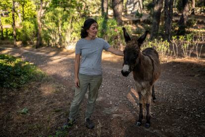 Cristina, junto a su burro, en la casa en la que vive cerca de Cenicientos (Madrid).