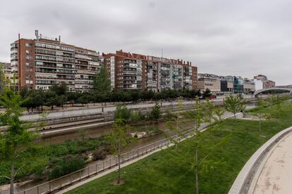 Edificios de pisos en la orilla del Manzanares que da al distrito de Usera.