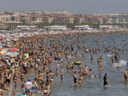 La playa de la Malvarrosa, Valencia, llena de ba&ntilde;istas en un fin de semana de verano. 