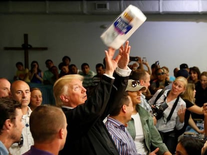 Donald Trump lanza rollos de papel higi&eacute;nico a los puertorrique&ntilde;os en San Juan, el martes.