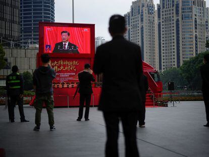 Un grupo de ciudadanos seguía el domingo un discurso de Xi Jinping en el congreso del Partido Comunista de China, en Shanghái.