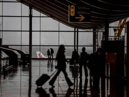 Vista del transito de viajeros por la T4 del Aeropuerto Adolfo Suarez Barajas en Madrid. 
