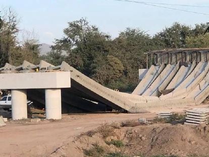 El nuevo puente El Quelite, colapsado cuando se encontraba aún en construcción en la carretera entre Mazatlán y Culiacán, en el Estado de Sinaloa.