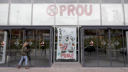 Pancartas de protesta en el hospital de Sany Pau de Barcelona por los recortes en sanidad. En vídeo, declaraciones de candidatos durante la campaña electoral.