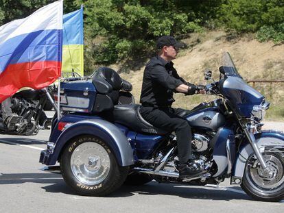 El primer ministro ruso Vladímir Putin, sobre una Harley, en Crimea.