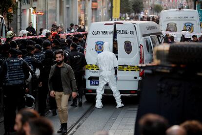 Numerosas ambulancias se han desplazado a la avenida Istiklal para atender a los heridos y policías en vehículos blindados acordonaron la zona.
