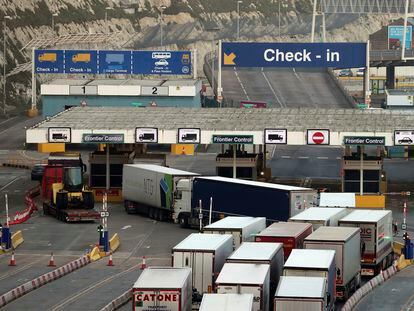 Una fila de camiones cruza el puerto de Dover, al sur de Inglaterra, el 14 de enero de 2021.