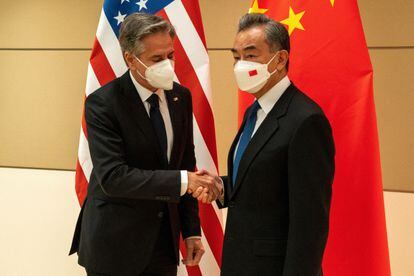 El secretario de Estado, Antony Blinken, y el ministro chino de Asuntos Exteriores, Wang Yi, se estrechan la mano al comienzo de su reunión en Nueva York.