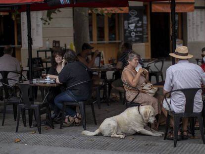 Personas en una terraza de Barcelona.