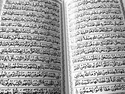 Un musulmán lee el Corán.