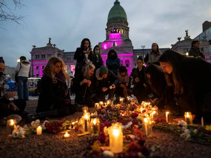 Un grupo de mujeres encienden velas durante una marcha que conmemora el séptimo aniversario del movimiento Ni Una Menos, en Buenos Aires, Argentina.