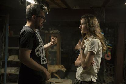 El director de cine Paco Plaza junto a Sandra Escanes en el rodaje de 'Verónica'.