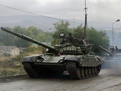 Tanques rusos patrullan la zona de seguridad en territorio georgiano que limita con Osetia del Sur.