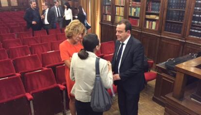 El fiscal Anticorrupción, Pedro Horrach, y la presidencia del TSJ, Pilar de la Oliva (de espaldas).