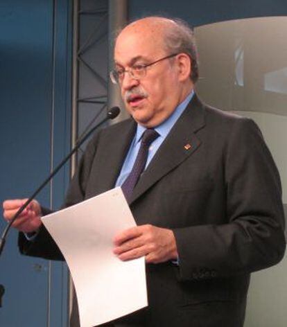 Andreu Mas-Colell, consejero de Economía de Cataluña, se dirige a los medios.