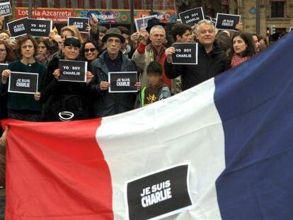El c&oacute;nsul frances en Bilbao, Fabrice Delloye, primero a la derecha, junto a otros participantes en la concentraci&oacute;n contra los atentados terroristas en Francia.