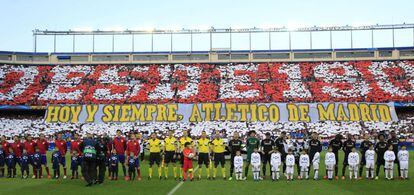 Los jugadores del Atlético de Madrid y del Chelsea al inicio del partido