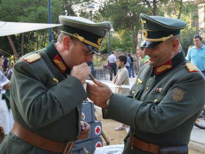 Dos oficiales nazis en una de las recreaciones b&eacute;licas del encuentro hist&oacute;rico-cultural &#039;Revive la Historia&hellip; de Cine&#039; de 2010, en Murcia. 
