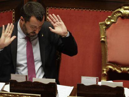 Matteo Salvini hace un gesto al dirigirse al Senado en Roma.