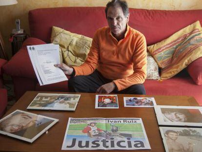 Carlos Ruiz, el padre de Iván, con la sentencia del Tribunal Supremo.