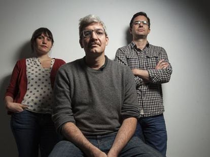 Los escritores Laia Jufresa, Emiliano Monge y Nicolás Cabral, en la delegación del diario EL PAÍS.