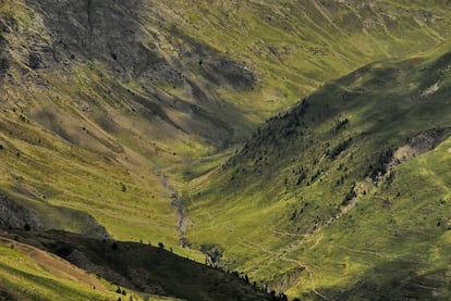 La Canal Roya, el valle en el que se quiere construir una telecabina para unir las estaciones de esquí de Astún y Formigal.