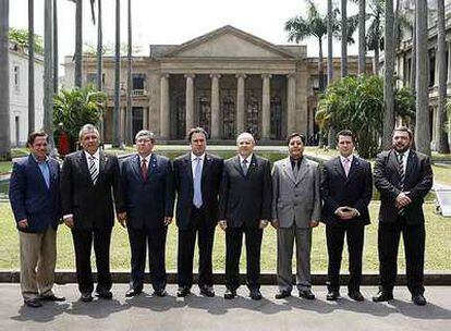 Altos cargos de los siete países que impulsan el Banco del Sur (Ecuador está representado por dos ministros), el lunes.