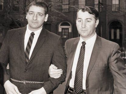 Albert DeSalvo (izq.) es conducido al interior de los juzgados en Cambridge (Massachusetts), en enero de 1968.