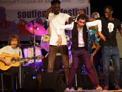 El artista Tomasito, baila junto a tres espontáneos en el escenario, durante su actuación en el festival Métissons, en Saint Louis, Senegal.