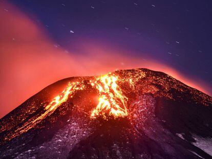 El volcán chileno Villarrica, situado en la región sureña de la Araucanía, ha entrado en erupción pasadas las 03.00 de la madrugada de este martes, por lo que las autoridades han decretado la alerta roja y han iniciado la evacuación de las poblaciones aledañas.