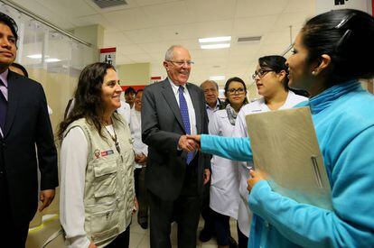 La ministra de salud  Patricia Garc&iacute;a y el presidente Kuczynski recorren hospital de Villa El Salvador ese martes en Lima.