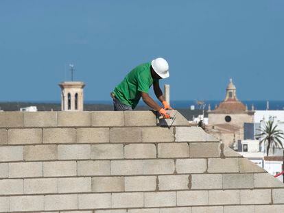 Un obrero trabaja en la construcción de una vivienda en Menorca este miércoles.