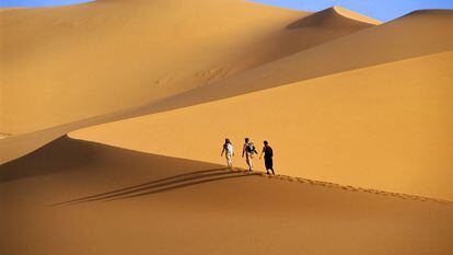 Viajeros en las dunas de Tassili, en Argelia.