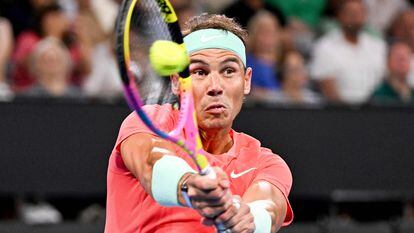 Nadal golpea de revés durante el partido contra Thiem en Brisbane.