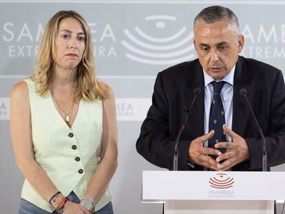 María Guardiola, candidata del PP en Extremadura, presenta su acuerdo para el Gobierno de coalición en Extremadura con el líder regional de la ultraderecha de Vox, Ángel Pelayo.
