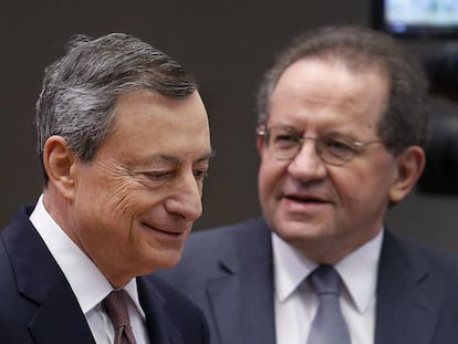 El presidente del BCE, Mario Draghi, y su vicepresidente, Vitor Constancio (AP Photo/Michael Probst)