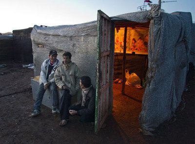 Tres inmigrantes marroquíes, en la chabola en la que viven en El Ejido.